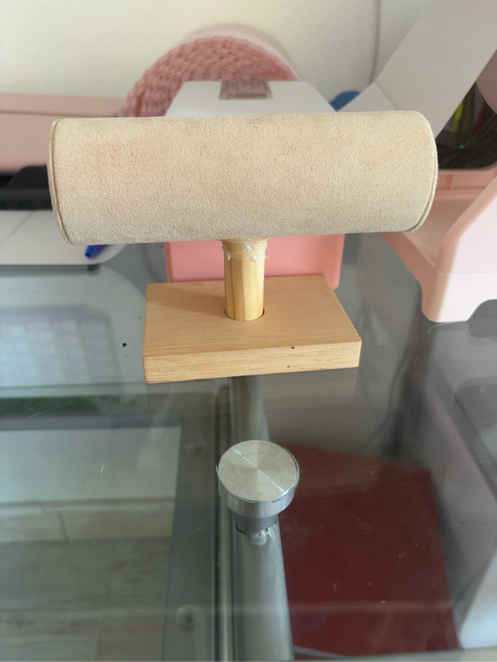 Présentoir à bracelets en velours beige avec base en bois
